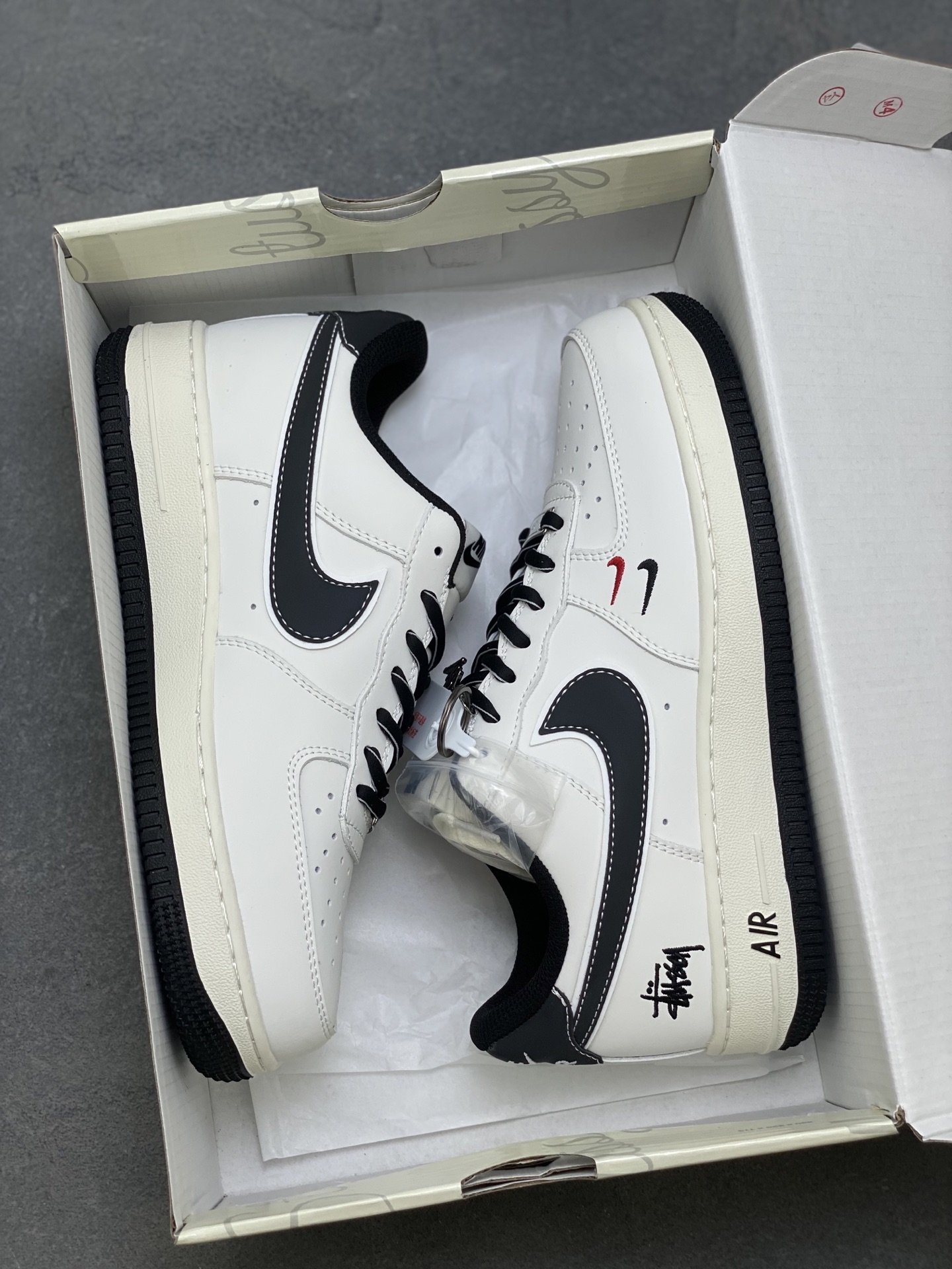 💰350
海外限量发售！NIke Air Force 1 '07 Lo 空军一号低帮 运动鞋 休闲鞋 折边针车 工艺难度大 原楦头原纸板 原装鞋盒 定制金配件 内置全掌气垫 原厂鞋底 
货号:C5288-037
ize：36 36.5 37.5 38 38.5 39 40 40.5 41 42 42.5 43 44 44.5 45