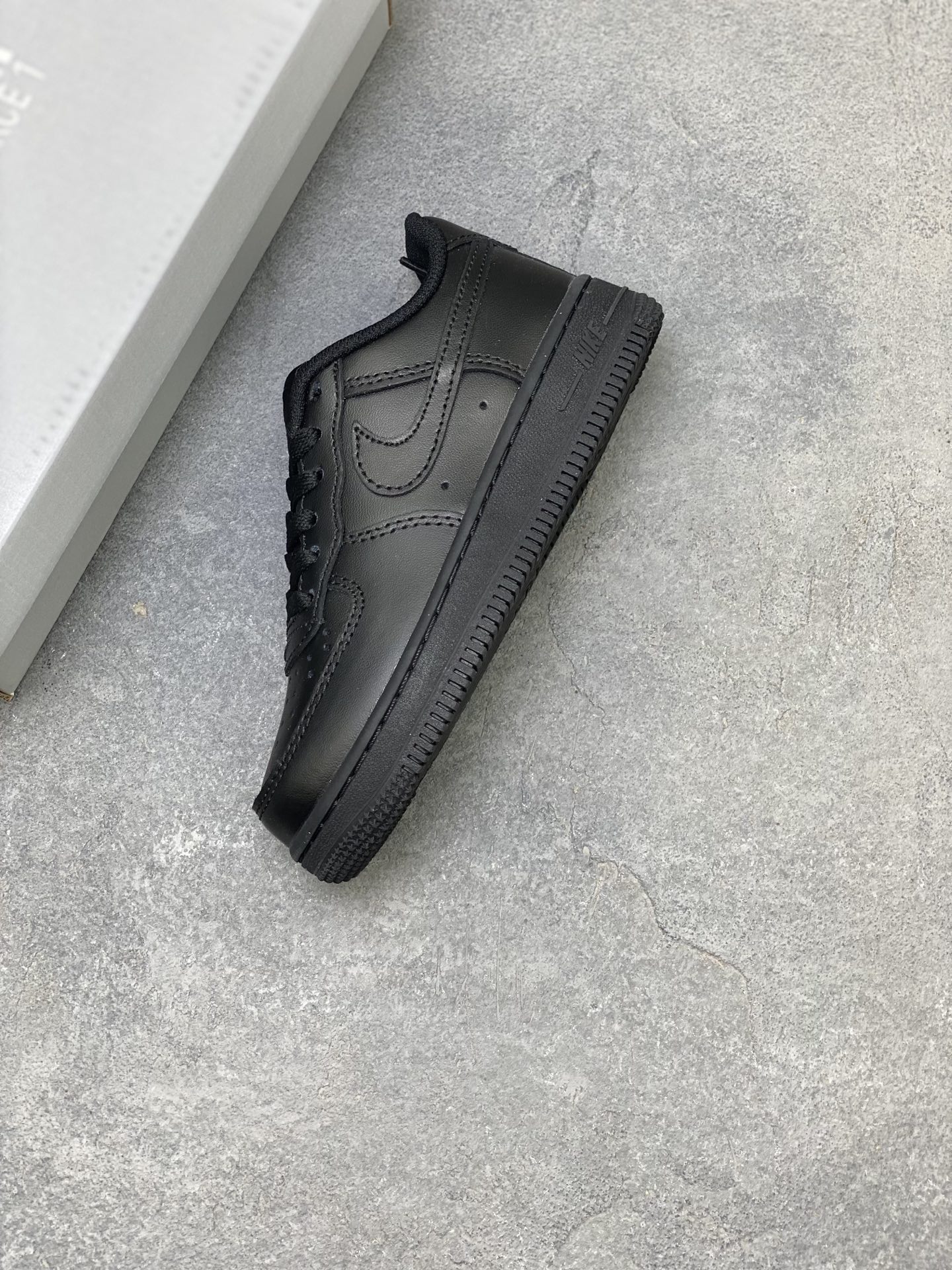 Nike Air Force 1 Low Black Kids' Shoe - Classic Style & Comfort for Little Feet 8 i1758397643460 934 0 6
