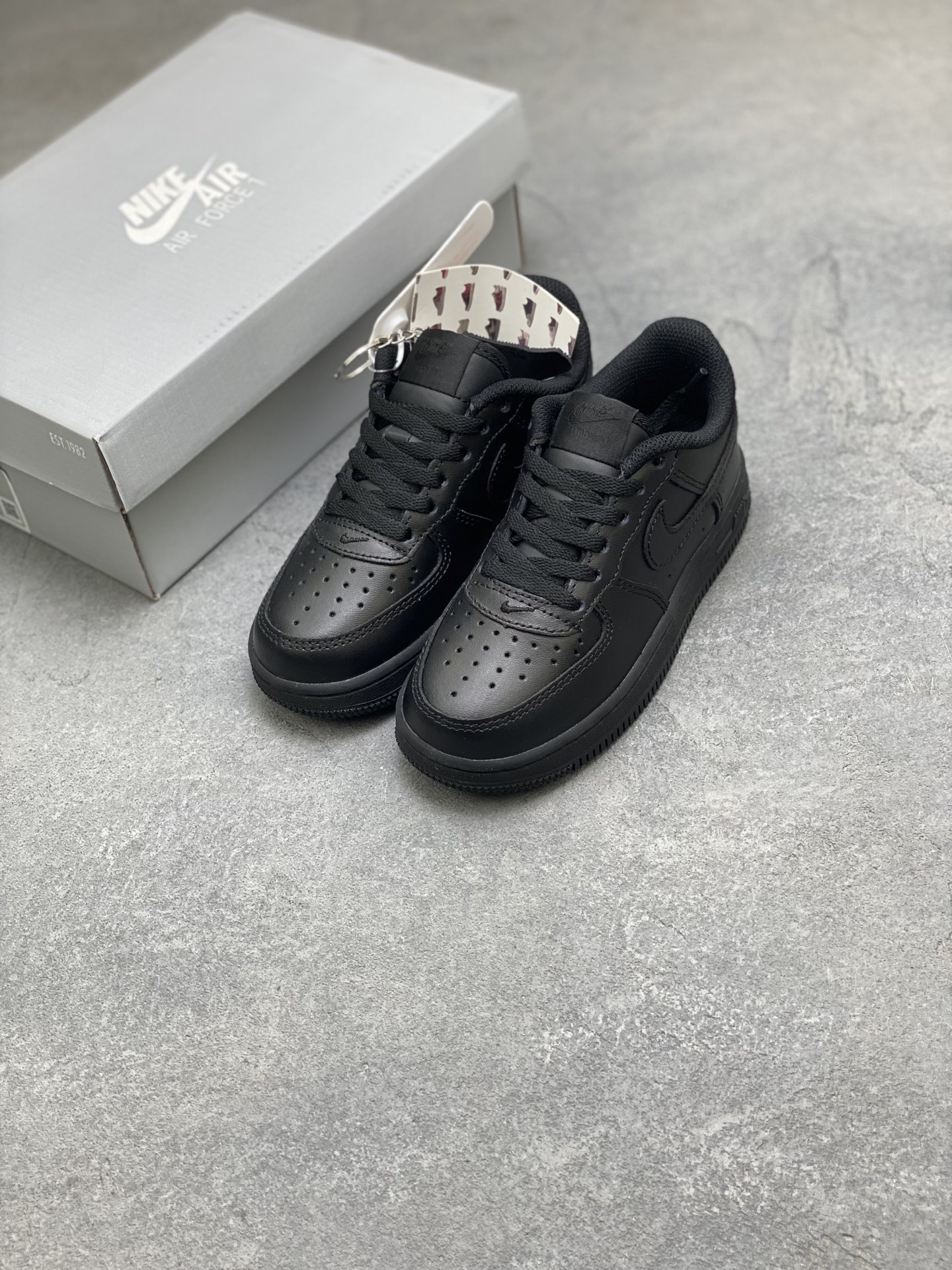 Nike Air Force 1 Low Black Kids' Shoe - Classic Style & Comfort for Little Feet 9 i1758397649140 37 0 7