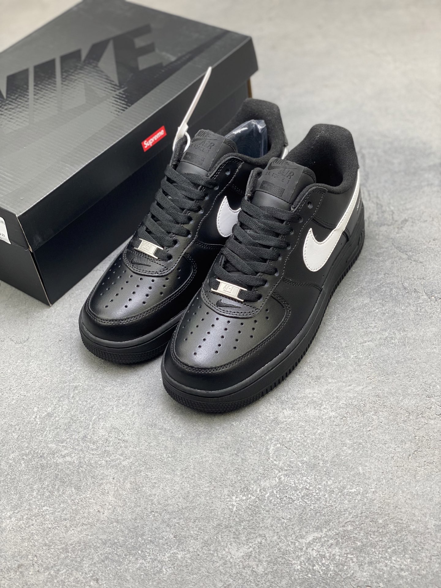 Nike Air Force 1 '07 Low Black/White Supreme Edition Sneakers 9 i1758644029553 252 0 7