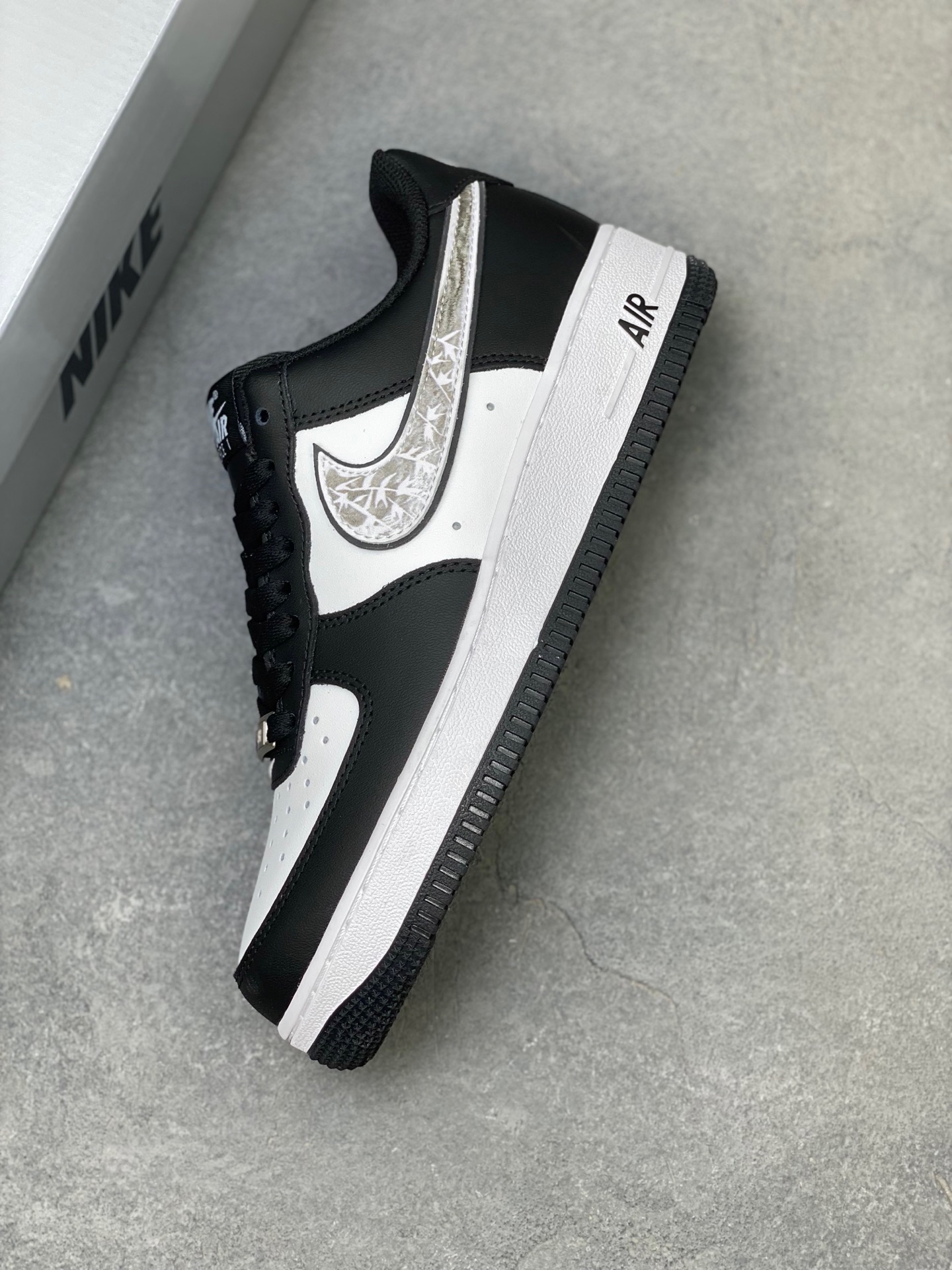 Nike Air Force 1 '07 Low Black/White Limited Edition Sneakers 8 i1758730070724 4138