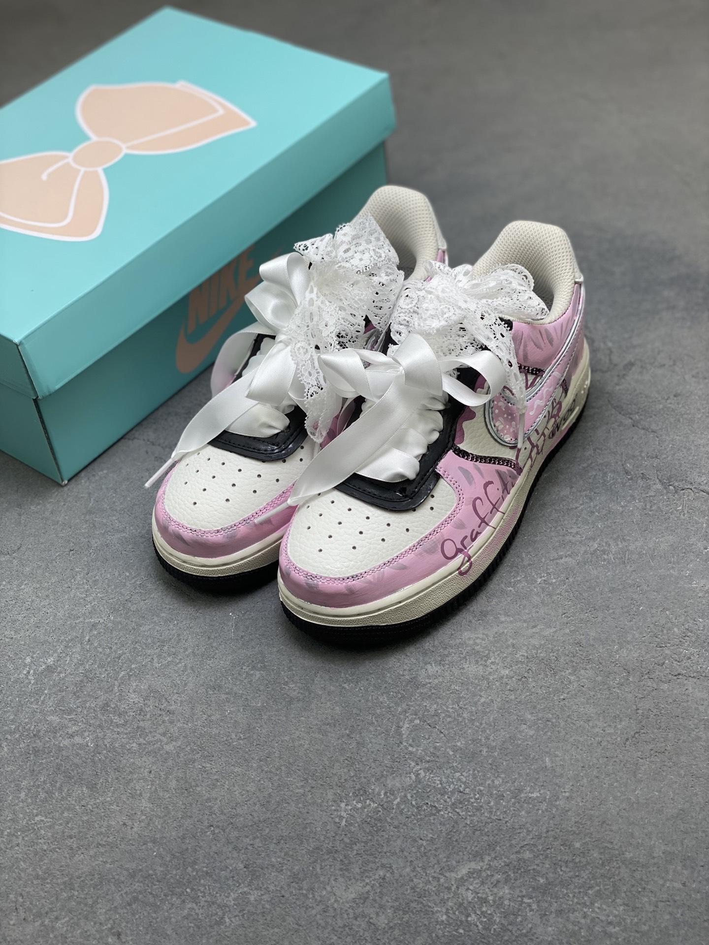 Nike Air Force 1 '07 Low Pink Graffiti Sneakers Limited Edition 9 i1758989106373 4127 0 7
