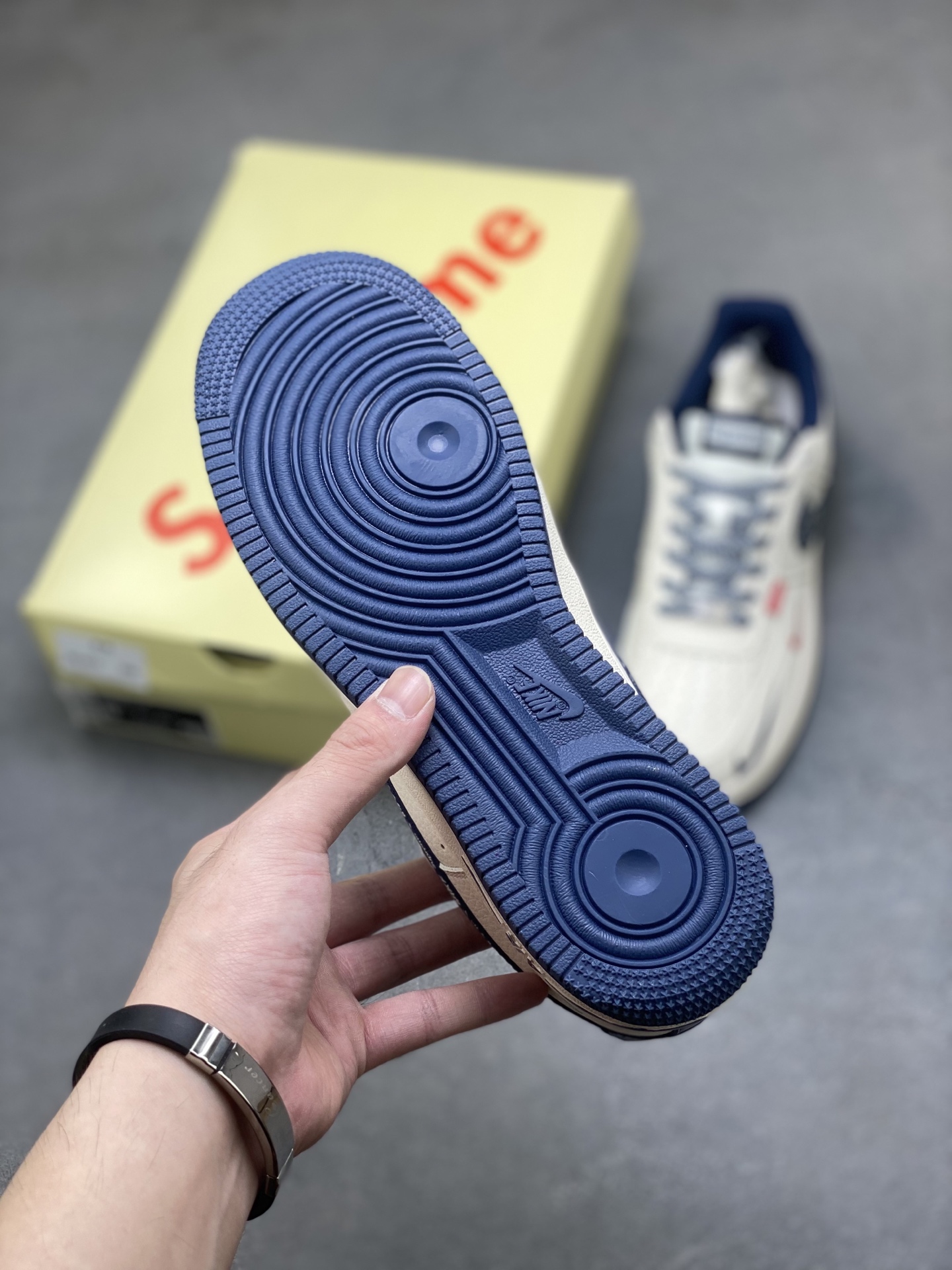 Nike Air Force 1 '07 Low Supreme Sneakers - Limited Edition 7 i1759075400440 6931 0 5