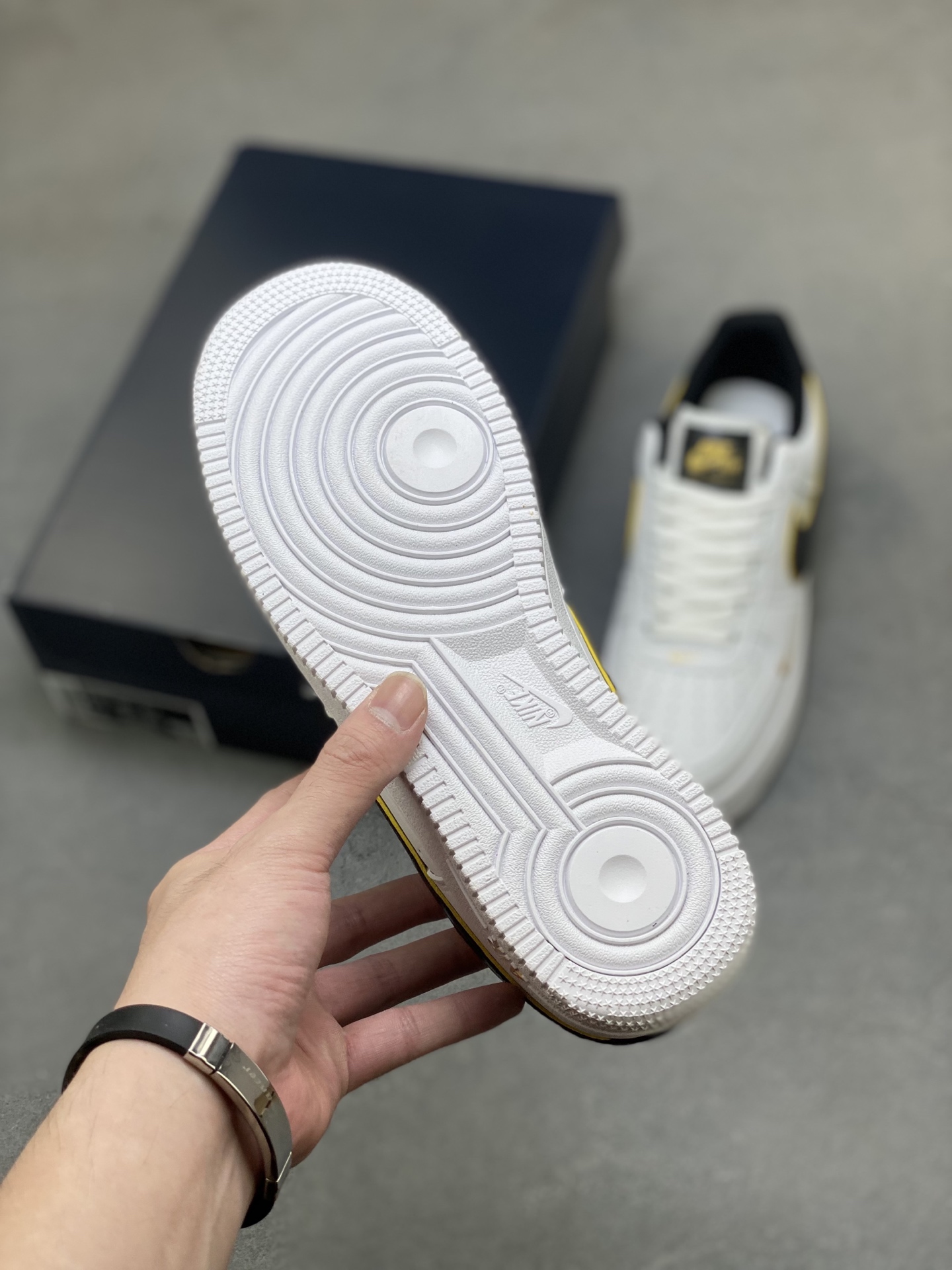 Nike Air Force 1 Low White Black Gold Honeycomb Cushioning DA8481-100 7 i1759858830627 771 0 5