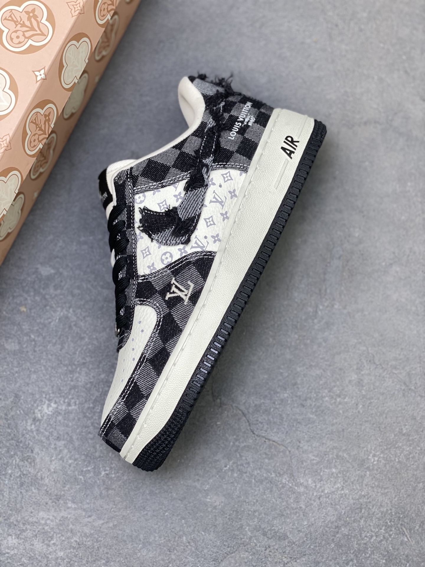 Louis Vuitton Air Force 1 '07 Low Sneakers Custom Edition - Limited Release 8 i1760027591476 3575 0 6