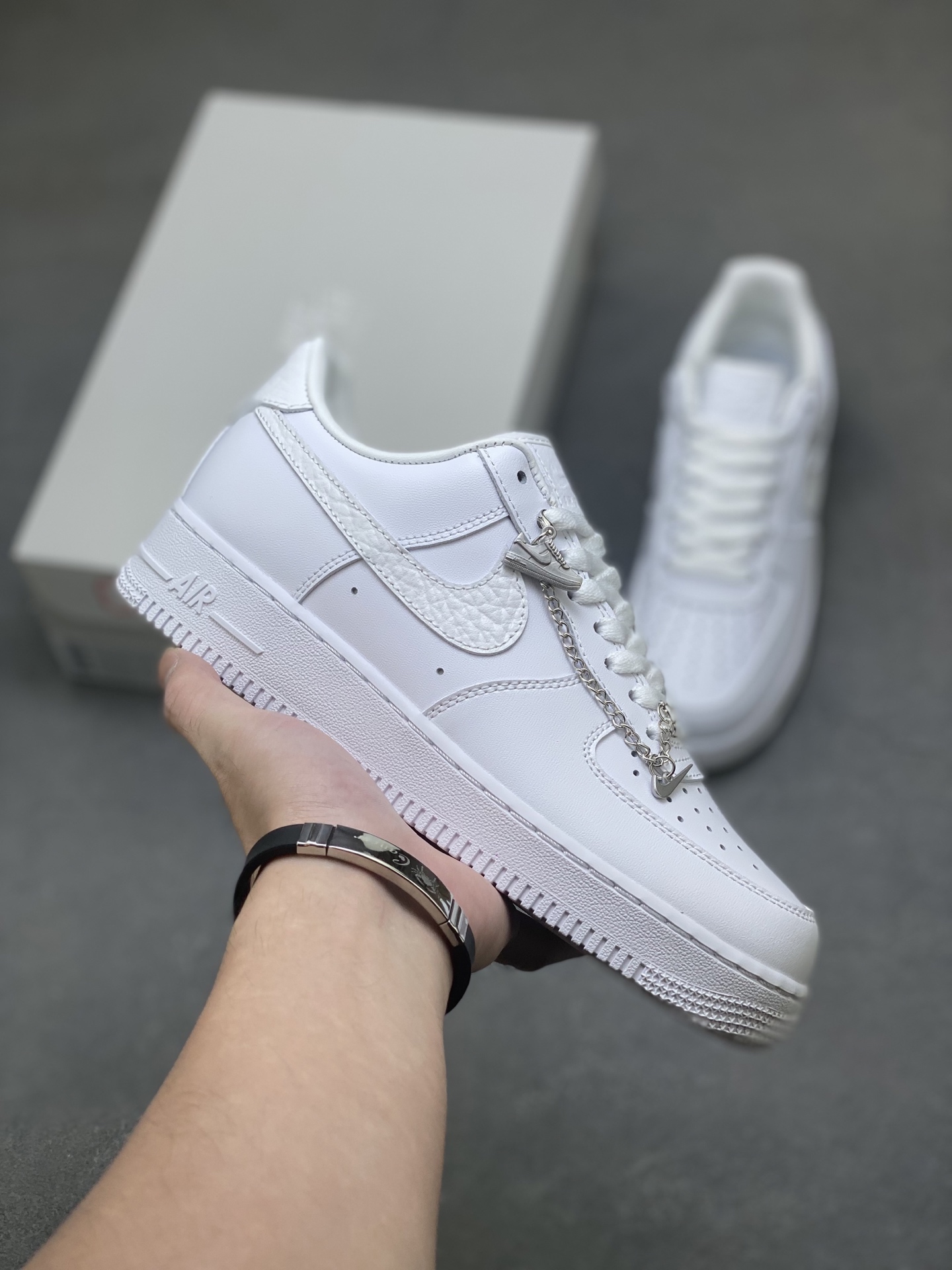 Nike Air Force 1 '07 Low White Sneakers With Chain and Textured Detailing