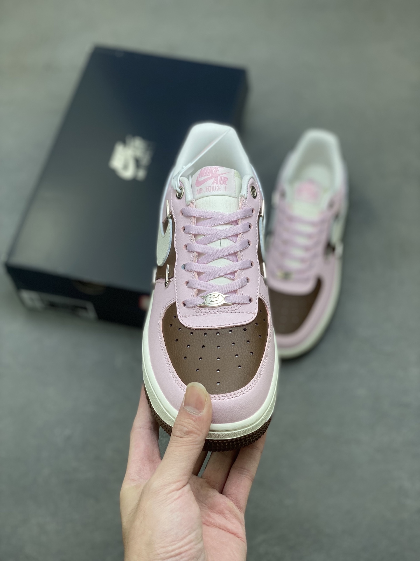 Nike Air Force 1 '07 Low Pink/Brown Limited Edition - Premium Comfort 3 i1760988644811 3257 0 1