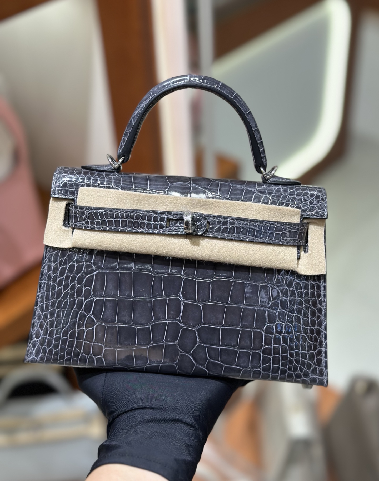 NO:763869,mini Kelly second generation, imported glossy American crocodile, hand-stitched wax thread, graphite gray, silver buckle, Hermes, Hermes, Hermes,19860909mini Kelly 二代,进口亮面美洲鳄 手缝蜡线,石墨灰,银扣,爱马仕,hermes,Hermes,,Bag