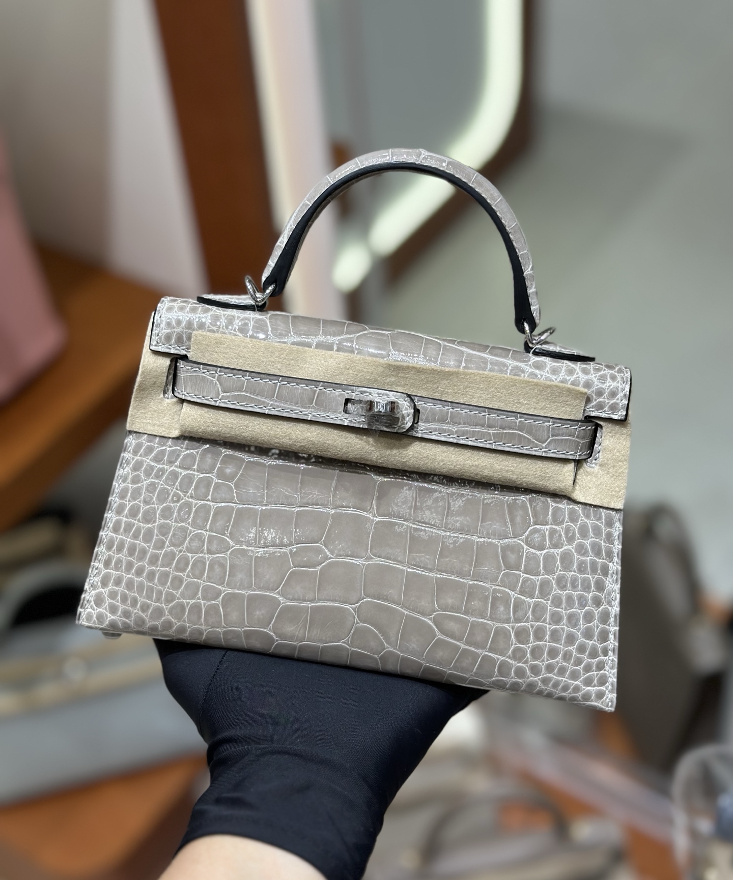 NO:763872,mini Kelly second generation, imported glossy American crocodile, hand-stitched wax thread, turtle dove gray, silver buckle, Hermes, Hermes, Hermes,19860909mini Kelly 二代,进口亮面美洲鳄 手缝蜡线,斑鸠灰,银扣,爱马仕,hermes,Hermes,,Bag