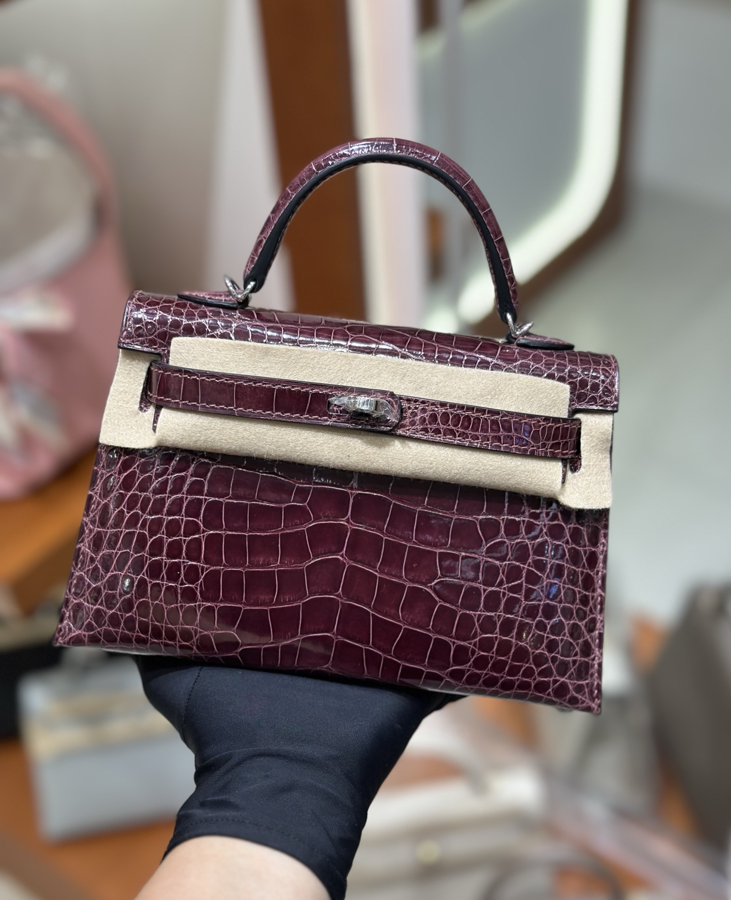 NO:763875,mini Kelly second generation, imported glossy American crocodile, hand-stitched wax thread, Bordeaux wine red, silver buckle, Hermes, Hermes, Hermes,19860909mini Kelly 二代,进口亮面美洲鳄 手缝蜡线,波尔多酒红,银扣,爱马仕,hermes,Hermes,,Bag