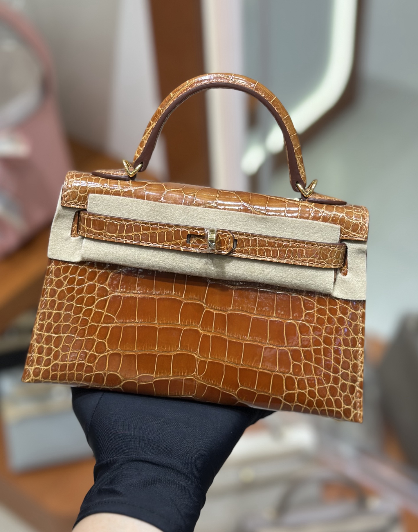 NO:763878,mini Kelly second generation, imported glossy American crocodile, hand-stitched wax thread, golden brown, gold buckle, Hermes, Hermes, Hermes,19860909mini Kelly 二代,进口亮面美洲鳄 手缝蜡线,金棕色,金扣,爱马仕,hermes,Hermes,,Bag