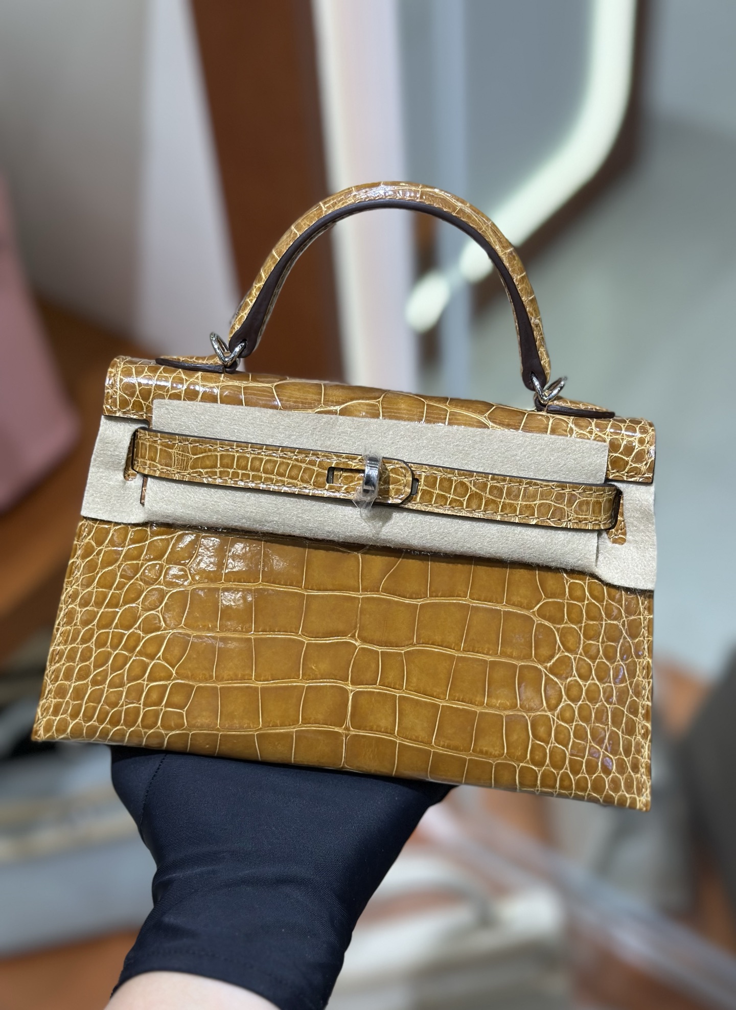NO:763881,mini Kelly second generation, glossy American crocodile, hand-stitched wax thread, caramel color, silver buckle, Hermes, Hermes, Hermes,19860909mini Kelly 二代,亮面美洲鳄 手缝蜡线,焦糖色,银扣,爱马仕,hermes,Hermes,,Bag