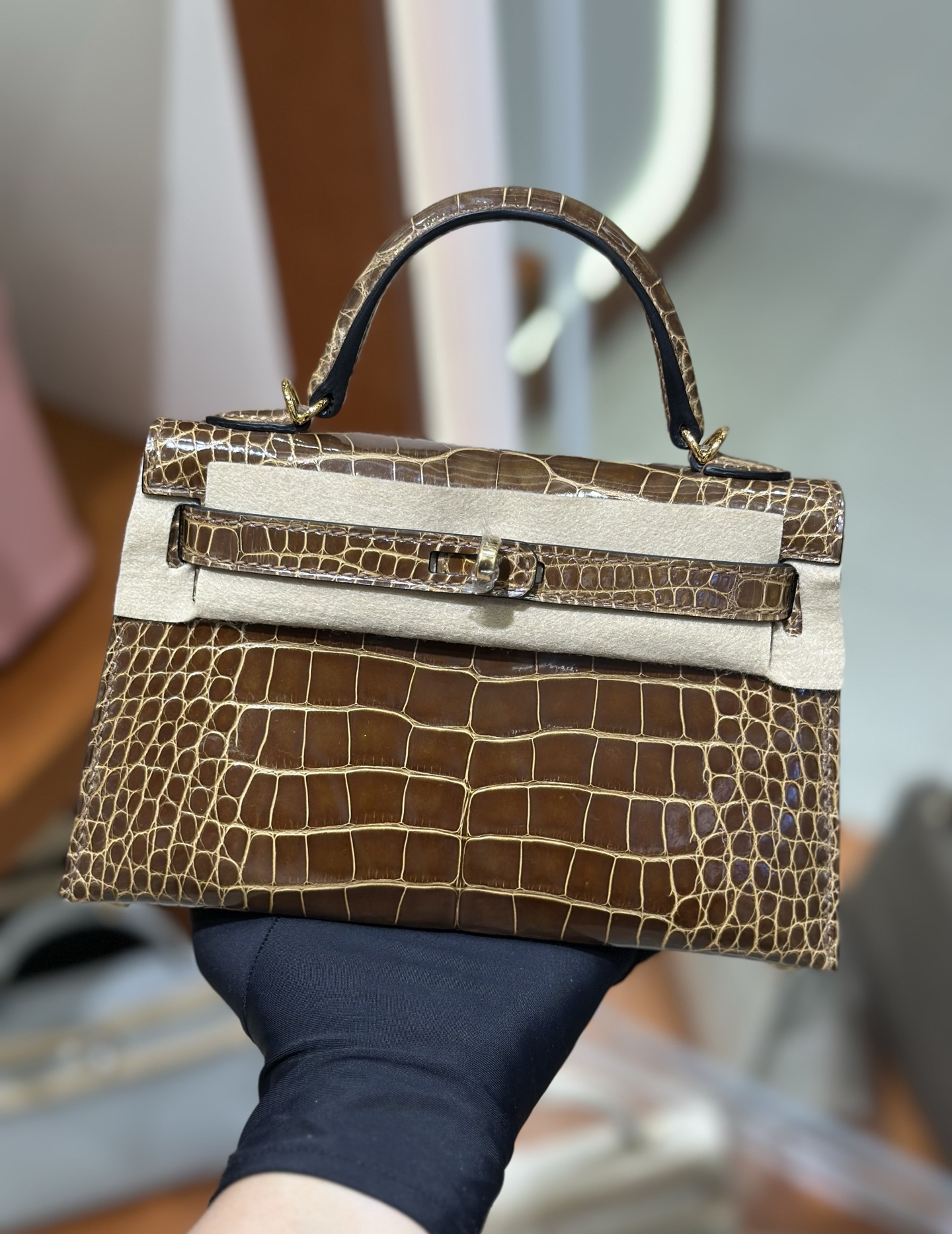NO:763855,mini Kelly second generation, glossy American crocodile, hand-stitched wax thread, tobacco color, gold buckle, Hermes, Hermes, Hermes,19860909mini Kelly 二代,亮面美洲鳄 手缝蜡线,烟草色,金扣,爱马仕,hermes,Hermes,,Bag