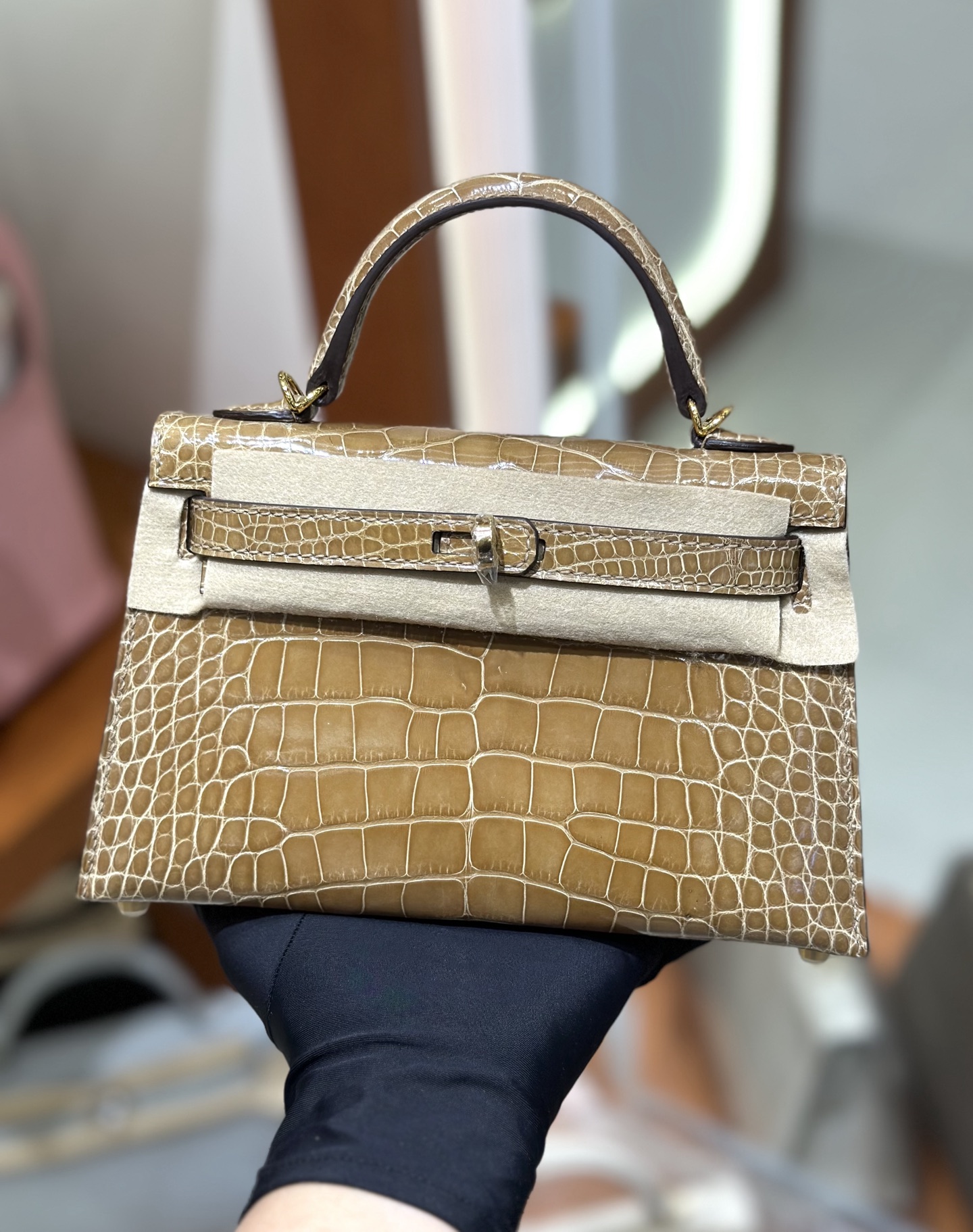 NO:763861,mini Kelly second generation, imported glossy American crocodile, hand-stitched wax thread, dust color, gold buckle, Hermes, Hermes, Hermes,19860909mini Kelly 二代,进口亮面美洲鳄 手缝蜡线,尘埃色,金扣,爱马仕,hermes,Hermes,,Bag