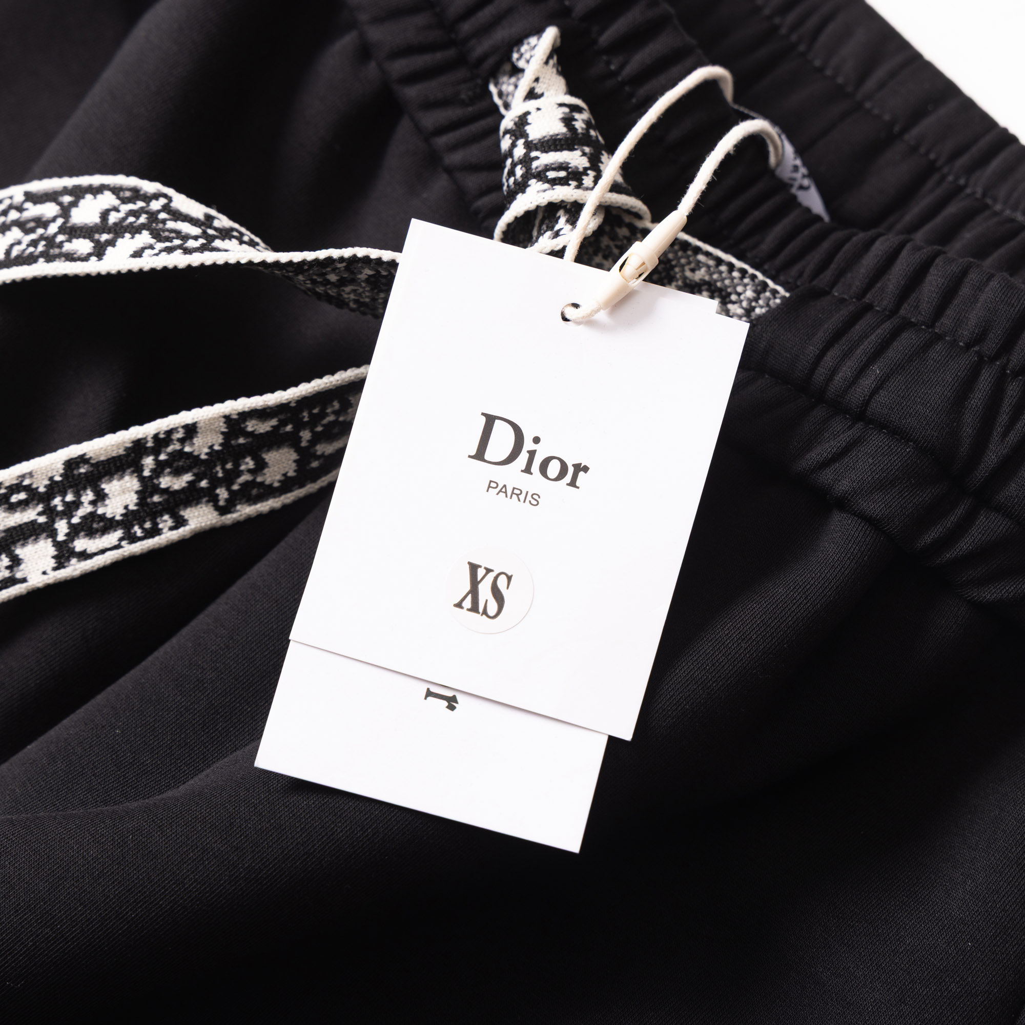 165💰
Dior/迪奥 2024新款刺绣卫裤休闲裤长裤，简约而不简单的一款，刺绣工艺，经典皮标钉扣加上定制灯芯绒面料，身穿非常舒适，潮人必备款！松紧腰、渐锥形裤腿剪裁、束口裤脚、简洁而利落、随心搭配、自然而随性。上身效果特别好.潮人必备款！
颜色:黑色
码数:m～3XL
裤长 98 100 102 104 106
腰围 70  72   74   76   78
臀围 97  101 105  109  111
