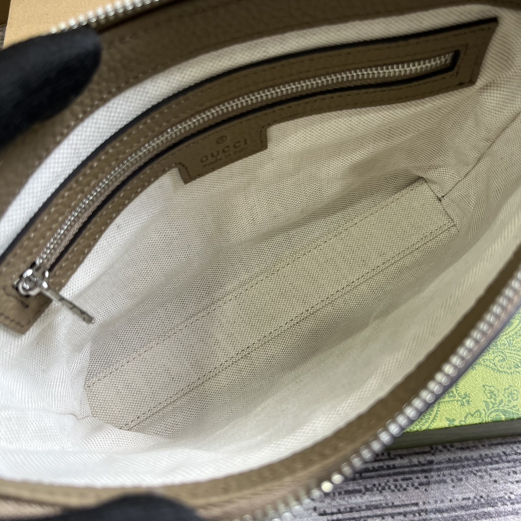 配全套包装️Gucci将历史传承创造力和创新精神转化为丰富多彩的品牌系列从主打单品到个性配饰从日常穿搭到