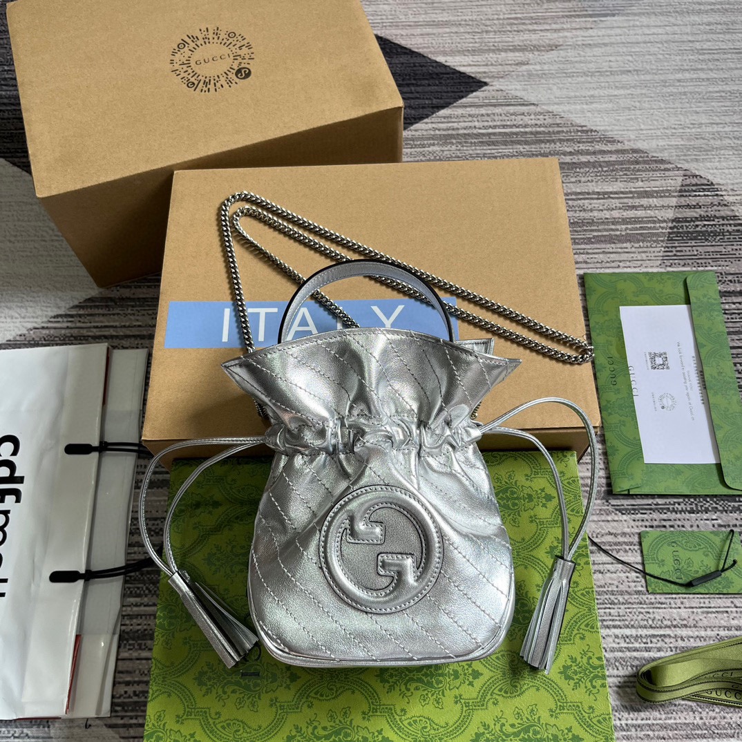 GUCCI Sac Seau Mini en Cuir Argenté, Franges, Cordon de Serrage, Double G