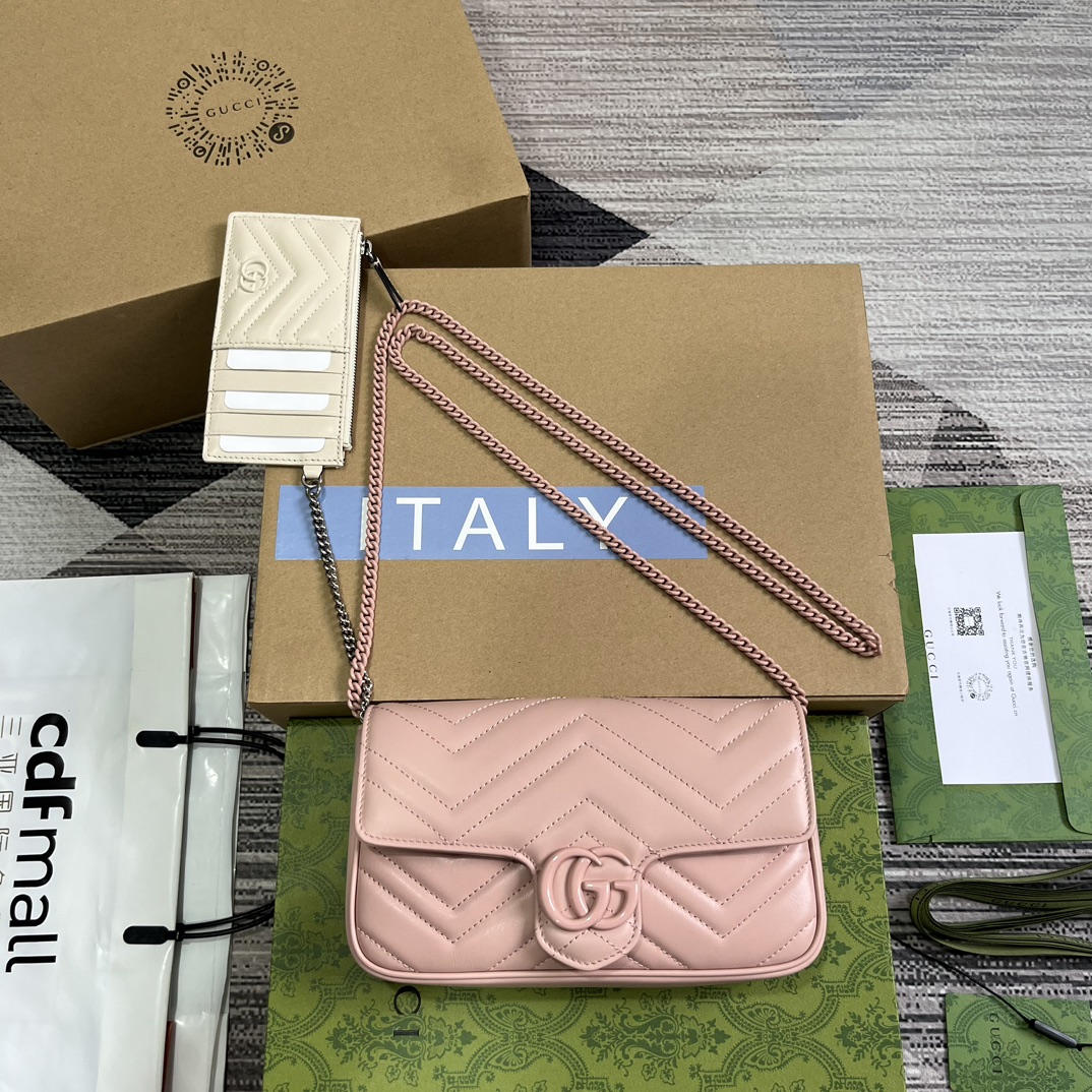 GUCCI GG Marmont серыя міні-ланцужковы картрыдж з скуры чорнай сцёганай V-падобнай формы з фурнітурай Double G, здымным белым трымальнікам картак і ланцужковым рамянём — найвышэйшая якасць