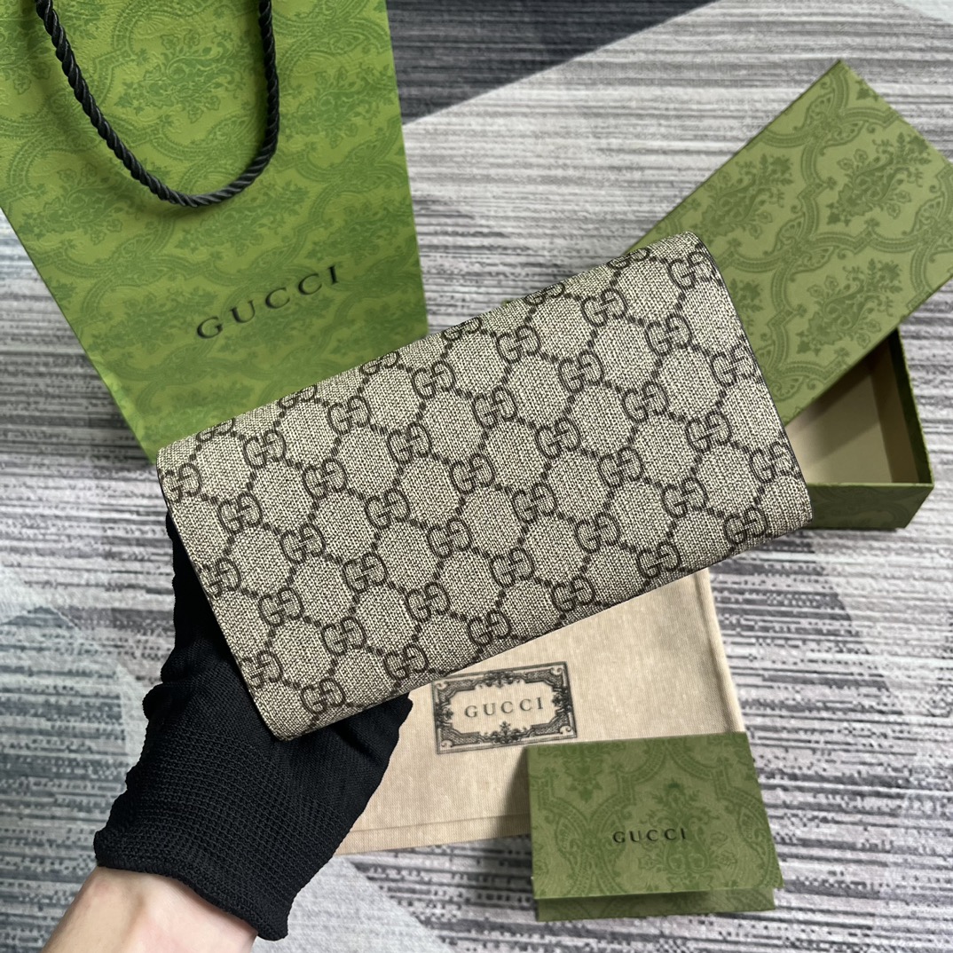 [Gucci Wallets]The brand logo is infused with a unique style for this black le