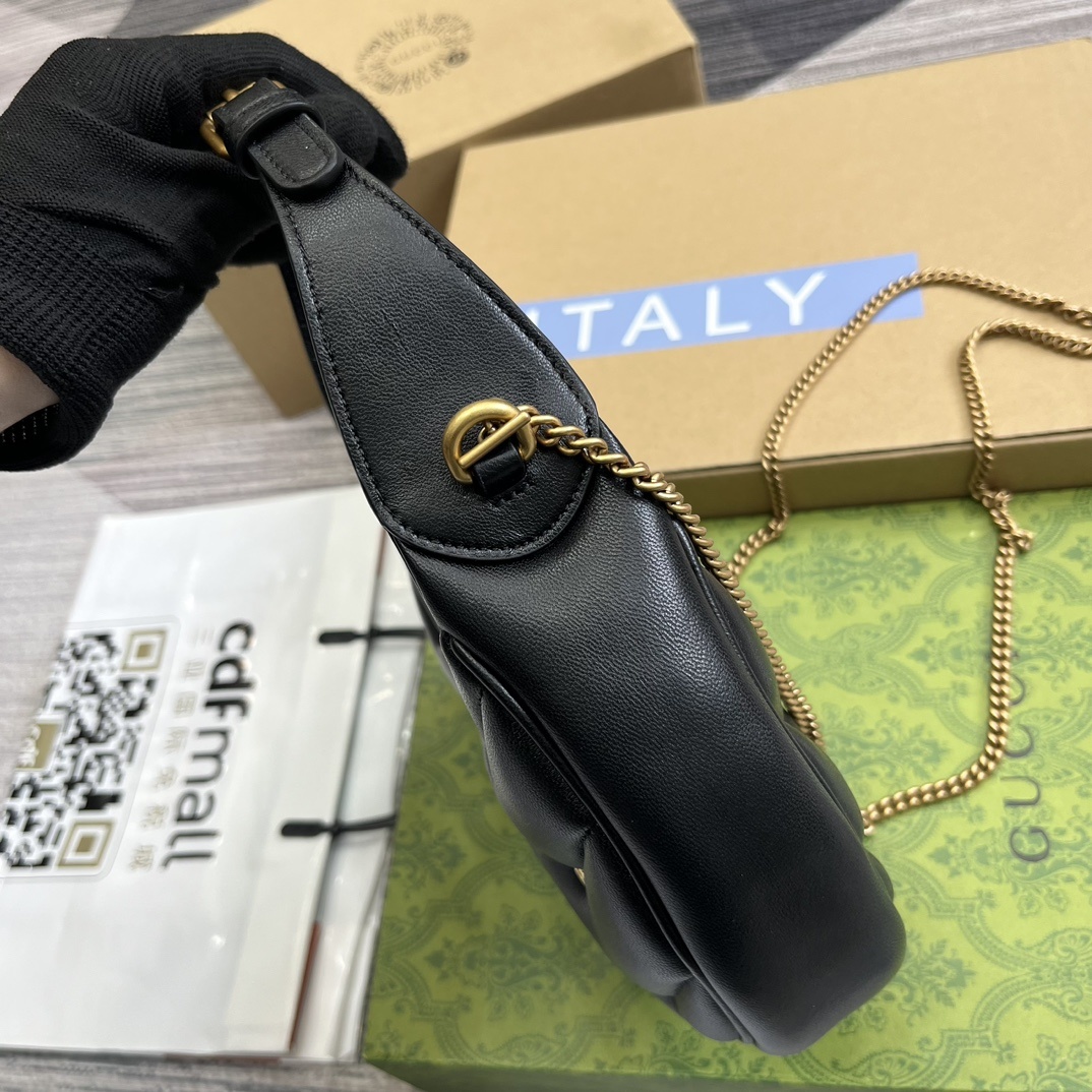 配全套包装️这款GGMarmont系列半月造型迷你手袋以柔软皮焕新演绎经典包款小巧双G铆钉更添亮眼点缀同
