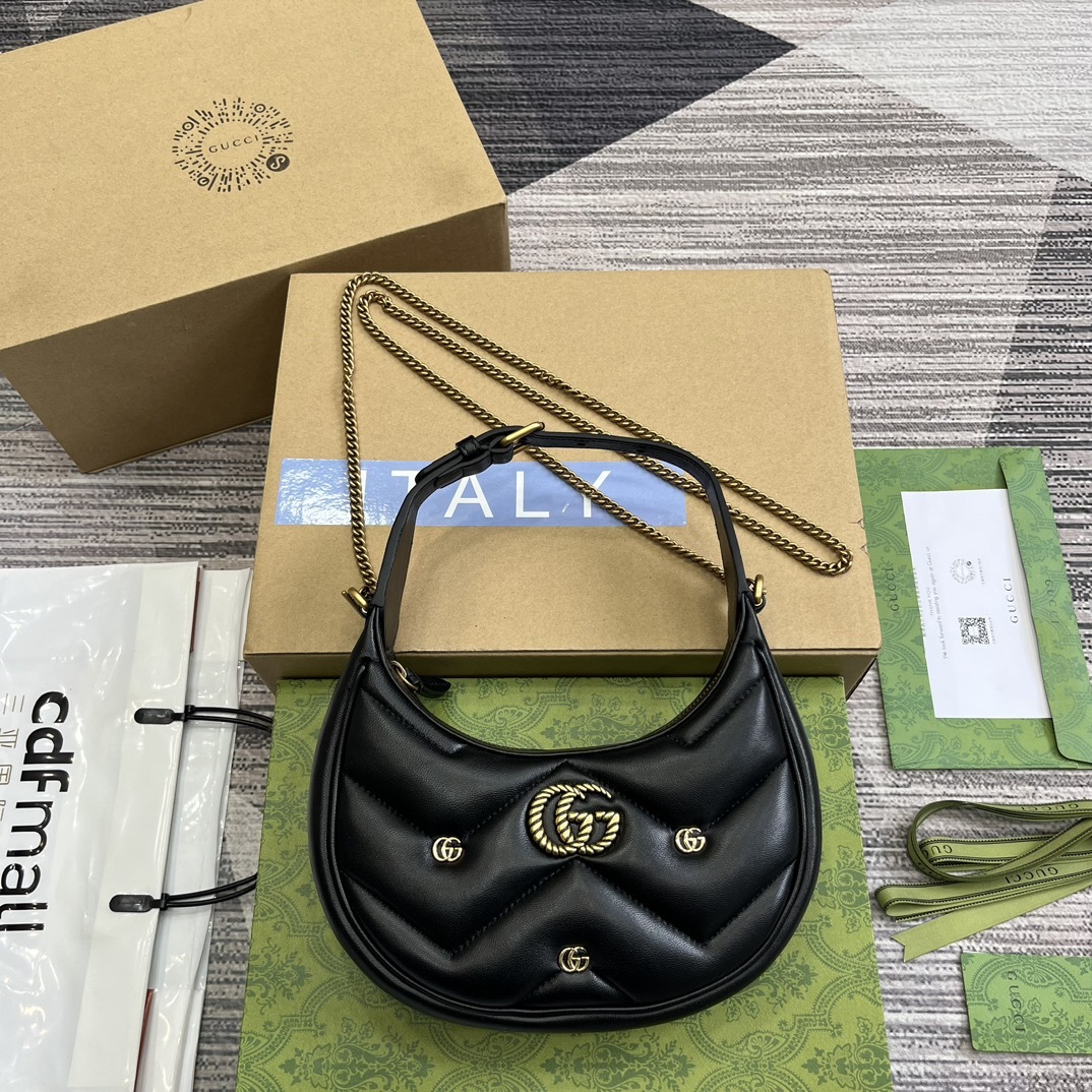 配全套包装️这款GGMarmont系列半月造型迷你手袋以柔软皮焕新演绎经典包款小巧双G铆钉更添亮眼点缀同