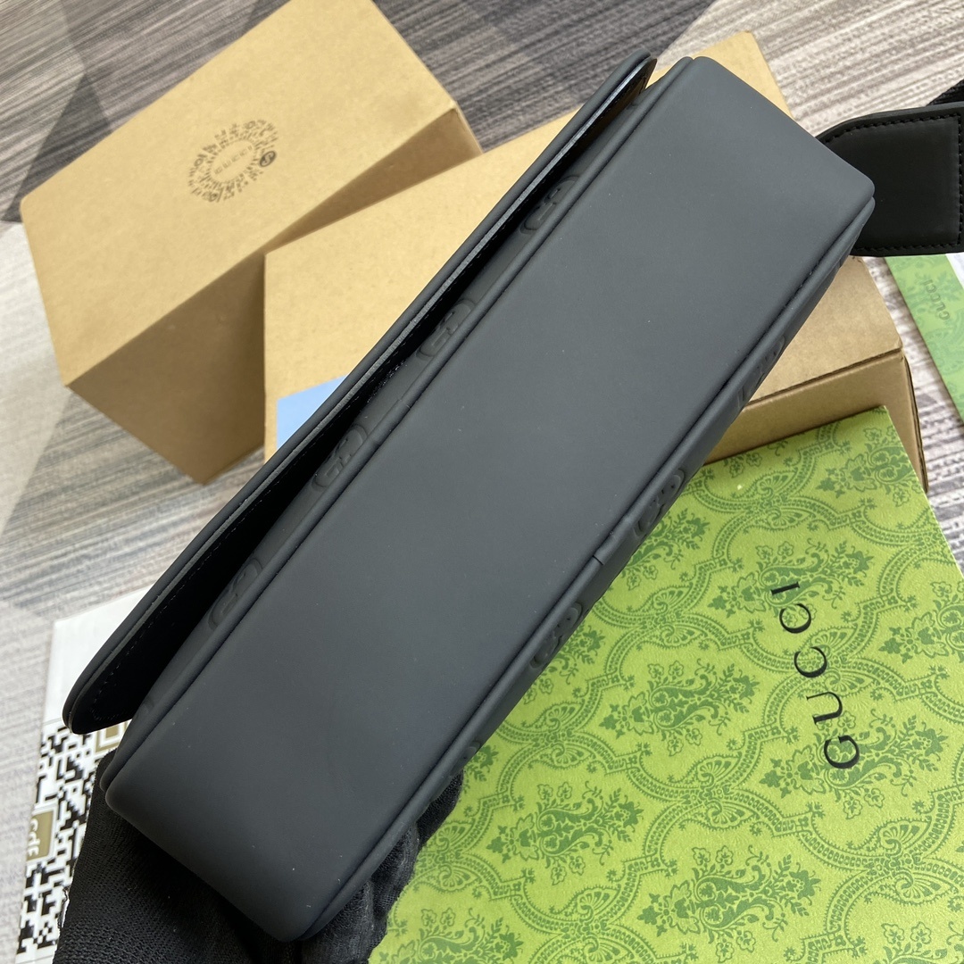 配全套包装️GG斜挎包一系列以黑色橡胶效果皮革打造的男士包袋闪亮登场透过现代美学视角为日常配饰注入新鲜活