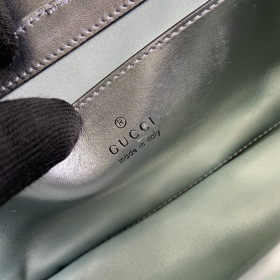 配全套包装️GGMarmont系列小号肩背包Gucci备受喜爱的手袋系列以亮眼的彩虹效果绗缝皮革焕新呈现