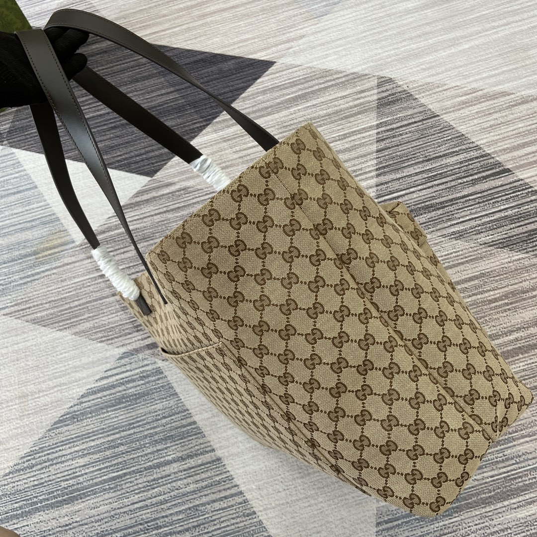 配绿色礼品袋)‼️【新品】大号GG托特包 秋冬男士系列经典单品生动展现运动风格。该系列单品采用Original GG帆布制作,隽永廓形搭配甄选配色,织带和Gucci压花标识等精致细节传递时尚气息。这款大号托特包以米色和乌木色帆布打造,搭配多个口袋和顶部提手。米色和乌木色经典GG帆布 尼龙衬里,Gucci浮雕标识,以高频压印技术打造,织带细节,内部:一个拉链袋,外部:一个前袋和一个背面开口口袋,顶部提手高:30厘米。 型号:802166。 尺寸:45(宽)x 32(高)x 15厘米(深) 颜色:啡色/帆布。