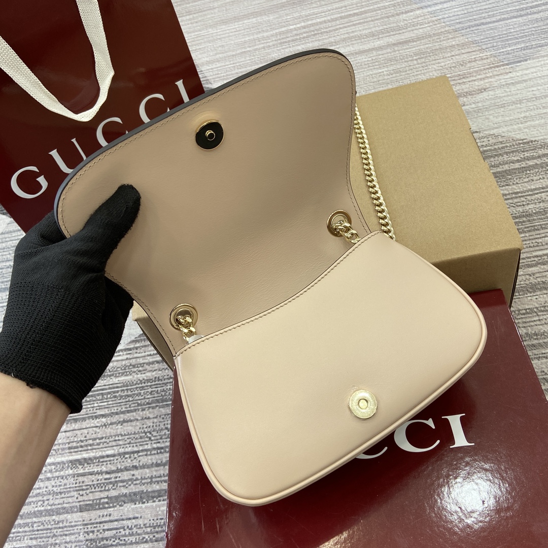 p1180。【配全套专柜包装】‼️Gucci Blondie系列迷你肩背包
Gucci Blondie系列全新手袋饰有在20世纪70年代初期首次亮相的品牌系列经典标识，巧妙结合传承魅力与当代风尚，出色诠释品牌经典设计与现代精髓。这款迷你肩背包甄选古驰安可拉红皮革打造，搭配珐琅品牌圆形标识，配有金色调链式肩带。
型号：815711。
尺寸：21.5（长）x 11（宽）x 8（厚）
颜色：新浅粉色全皮/原厂皮。