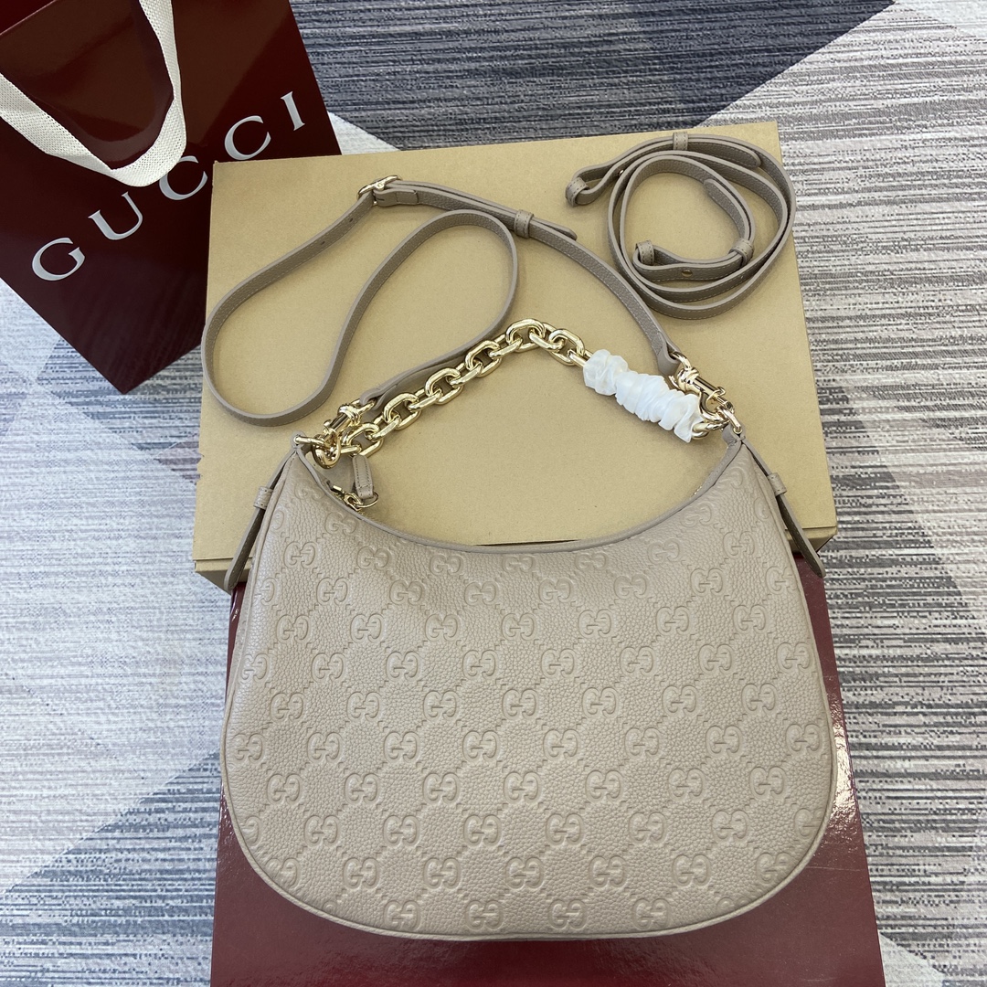 GUCCI GG Emblem сумка на плечо среднего размера из зернистой кожи с цепочкой-плечевым ремнём