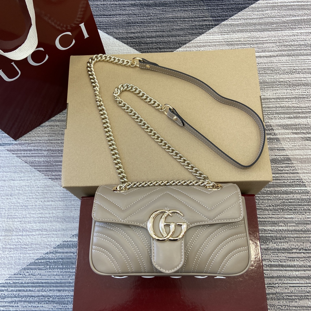 GUCCI GG Marmont Sac à main beige gris matelassé cuir effet chevrons fermoir magnétique rabat double G bandoulière chaîne amovible - Qualité supérieure