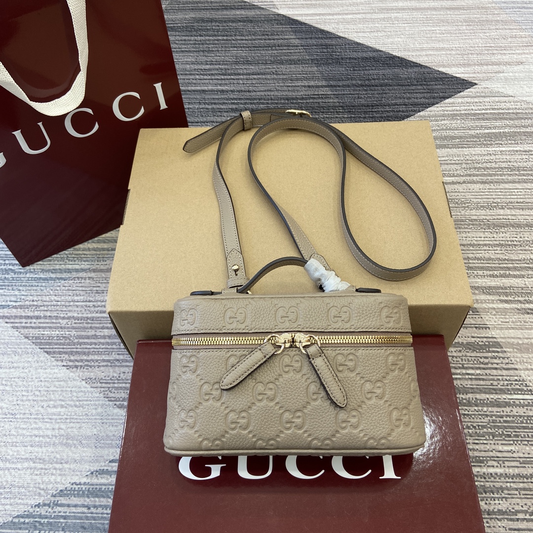 GUCCI GG Emblem мини-сумка из зернистой кожи с отделением для карт и регулируемым ремнём
