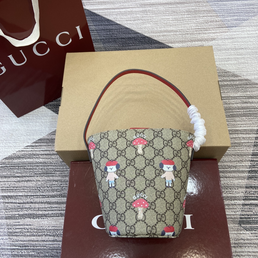 GUCCI Kids Bucket Bag GG Supreme Canvas Cat Print Magnetic Snap
