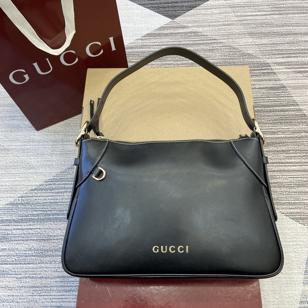 GUCCI GG Emblem сярэдняя наплечная сумка з суцэльнай скуры з D-падковай