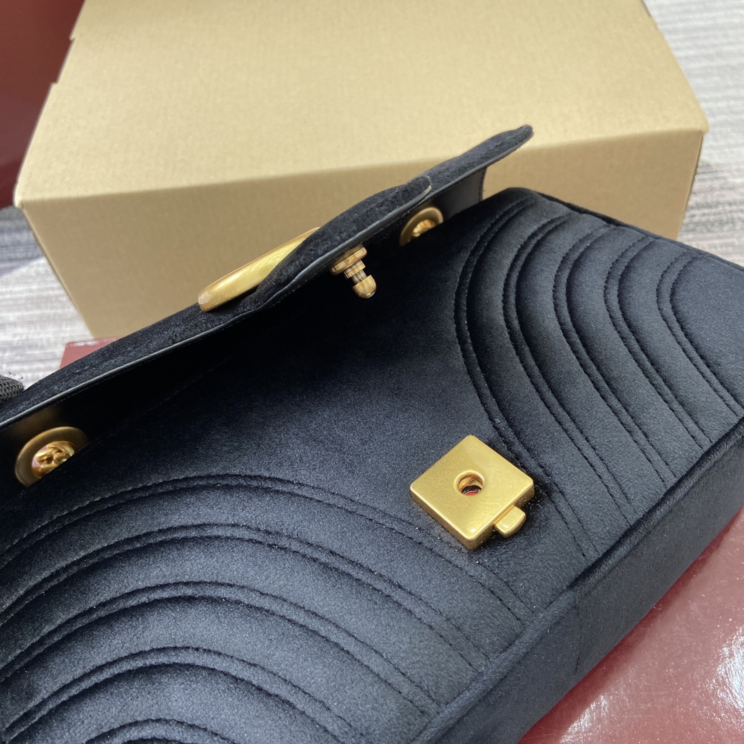 Gucci Marmont Velvet Shoulder Bag - Black, 26cm x 15cm x 7cm 10 i1743835428 2675 0