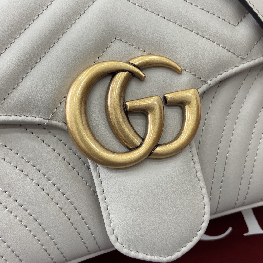 Gucci Marmont Leather Shoulder Bag with Chain, White, 26cm x 15cm x 7cm 6 i1743870117 6460 9