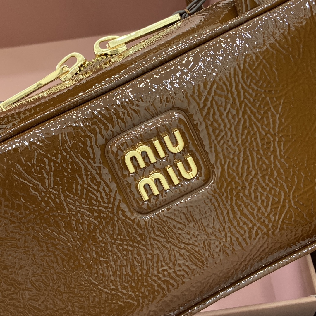 Miu Miu Beau Handbag: Retro Style, Modern Spirit, Top Imported Oil Wax Leather 8 i1744945746 8532 0