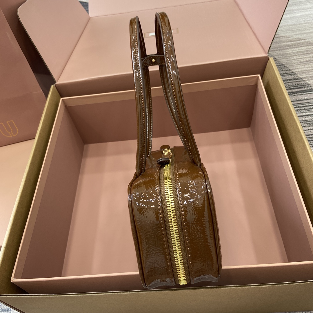 Miu Miu Beau Handbag: Retro Style, Modern Spirit, Top Imported Oil Wax Leather 4 i1744945746 868 0