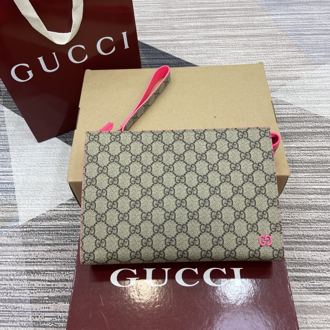 GUCCI GG Supreme палатно клатч зь бранзалетам, маланка, аддзяленьне для картак