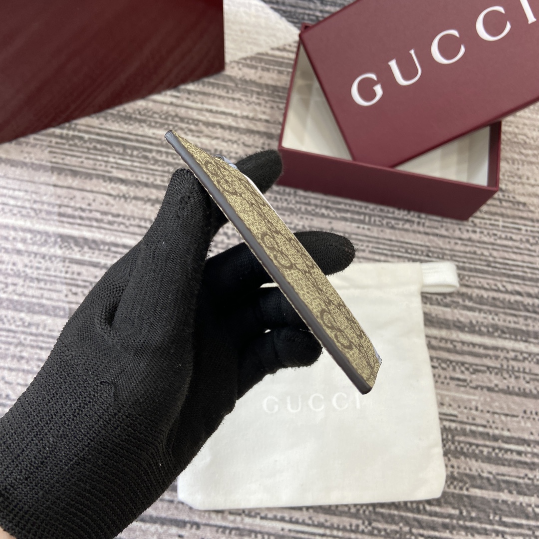 配全套专柜包装】‼️GG Emblem系列焕新诠释品牌的隽永优雅风范和精湛工艺。这款浅蓝色和米色卡片夹以GG Monogram涂层织物匠心打造。多隔层设计方便实用,搭配皮革腕带更添质感。 浅蓝色和米色GG Monogram涂层织物 浅蓝色皮革滚边 塔夫绸衬里 内部:4个卡片隔层(每侧2个)和1个顶部卡片隔层 皮革腕带 型号:819121。 尺寸:7厘米(宽)x 10厘米(高) 重量:约65克 颜色:浅蓝/啡pvc/原厂皮。