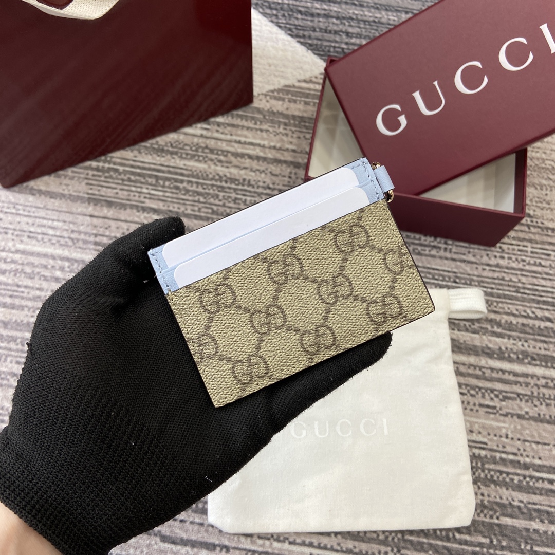 配全套专柜包装】‼️GG Emblem系列焕新诠释品牌的隽永优雅风范和精湛工艺。这款浅蓝色和米色卡片夹以GG Monogram涂层织物匠心打造。多隔层设计方便实用,搭配皮革腕带更添质感。 浅蓝色和米色GG Monogram涂层织物 浅蓝色皮革滚边 塔夫绸衬里 内部:4个卡片隔层(每侧2个)和1个顶部卡片隔层 皮革腕带 型号:819121。 尺寸:7厘米(宽)x 10厘米(高) 重量:约65克 颜色:浅蓝/啡pvc/原厂皮。