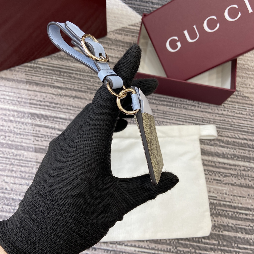 配全套专柜包装】‼️GG Emblem系列焕新诠释品牌的隽永优雅风范和精湛工艺。这款浅蓝色和米色卡片夹以GG Monogram涂层织物匠心打造。多隔层设计方便实用,搭配皮革腕带更添质感。 浅蓝色和米色GG Monogram涂层织物 浅蓝色皮革滚边 塔夫绸衬里 内部:4个卡片隔层(每侧2个)和1个顶部卡片隔层 皮革腕带 型号:819121。 尺寸:7厘米(宽)x 10厘米(高) 重量:约65克 颜色:浅蓝/啡pvc/原厂皮。