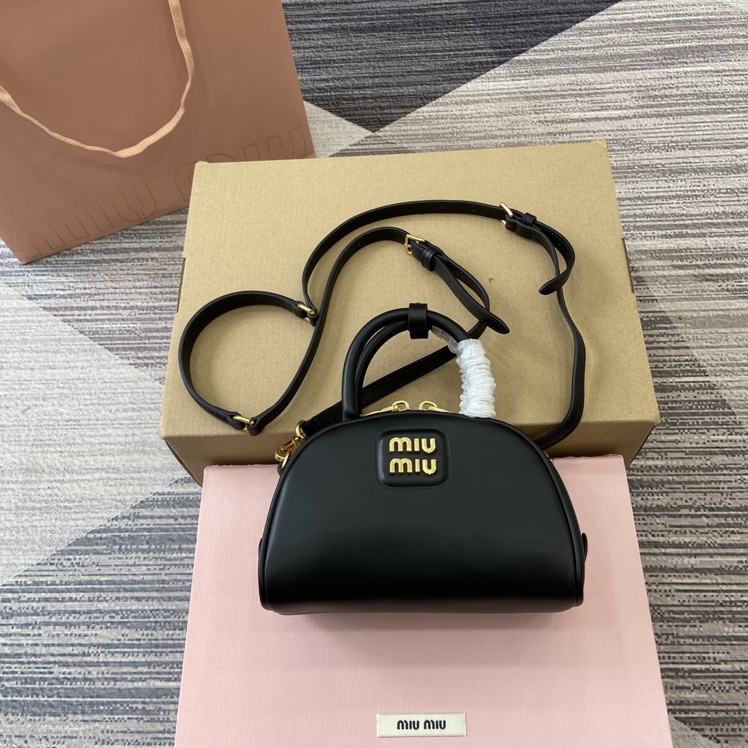 配全套专柜包装】‼️Miu家秀款饺子包,官网主推,今年绝对爆🔥款式,采用顶级进口小牛皮,时尚半圆设计,包身精致立体有型,风格百变,适配度很高,日常出行怎么搭都好看,正面标志性金属logo标,可拆卸可调节皮革长肩带,棉质缎面衬里,小号是精致的小可爱 型号:5BC085。 尺寸:18X11.5X8Cm 颜色:黑色全皮。 意大利创作