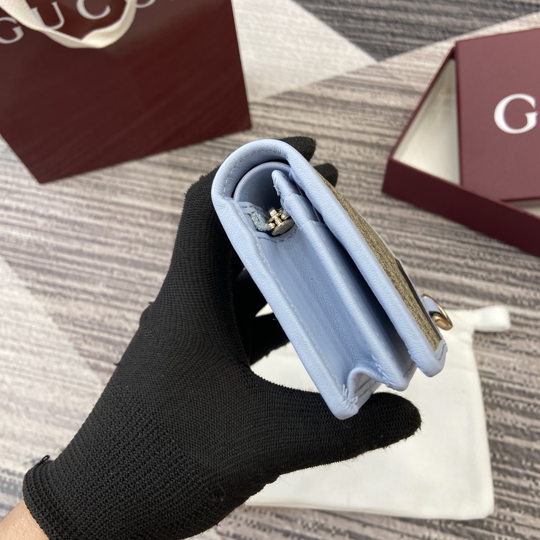 配全套专柜包装】‼️淡雅色调滚边设计为GG Emblem系列平添几分温暖季节的别致风情。这款钱包选用GG字母图案涂层织物制作,撞色皮革细节更添几分趣味。 米色和深棕色GG字母图案涂层织物 浅蓝色皮革滚边 金色调配件 织带和浅蓝色塔夫绸衬里 内部:5个卡片隔层、1个开口袋、1个拉链袋和1个钞票隔层 按扣开合 型号:820692。 闭合时尺寸:11厘米(宽)x 8.5厘米(高)x 3厘米(深); 打开时尺寸:11厘米(宽)x 17.5厘米(高) 重量:约130克 颜色:啡浅蓝/pvc。 意大利创作