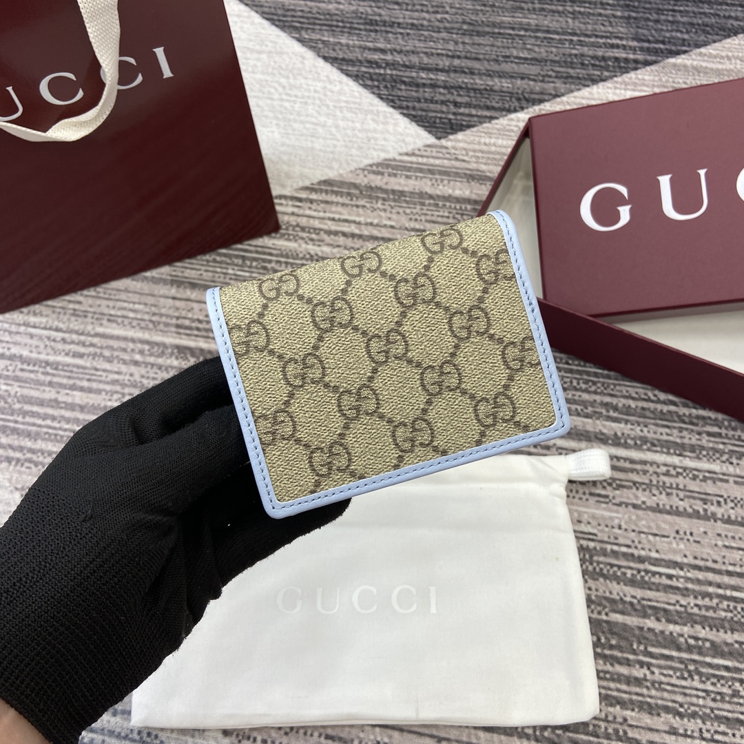 配全套专柜包装】‼️淡雅色调滚边设计为GG Emblem系列平添几分温暖季节的别致风情。这款钱包选用GG字母图案涂层织物制作,撞色皮革细节更添几分趣味。 米色和深棕色GG字母图案涂层织物 浅蓝色皮革滚边 金色调配件 织带和浅蓝色塔夫绸衬里 内部:5个卡片隔层、1个开口袋、1个拉链袋和1个钞票隔层 按扣开合 型号:820692。 闭合时尺寸:11厘米(宽)x 8.5厘米(高)x 3厘米(深); 打开时尺寸:11厘米(宽)x 17.5厘米(高) 重量:约130克 颜色:啡浅蓝/pvc。 意大利创作