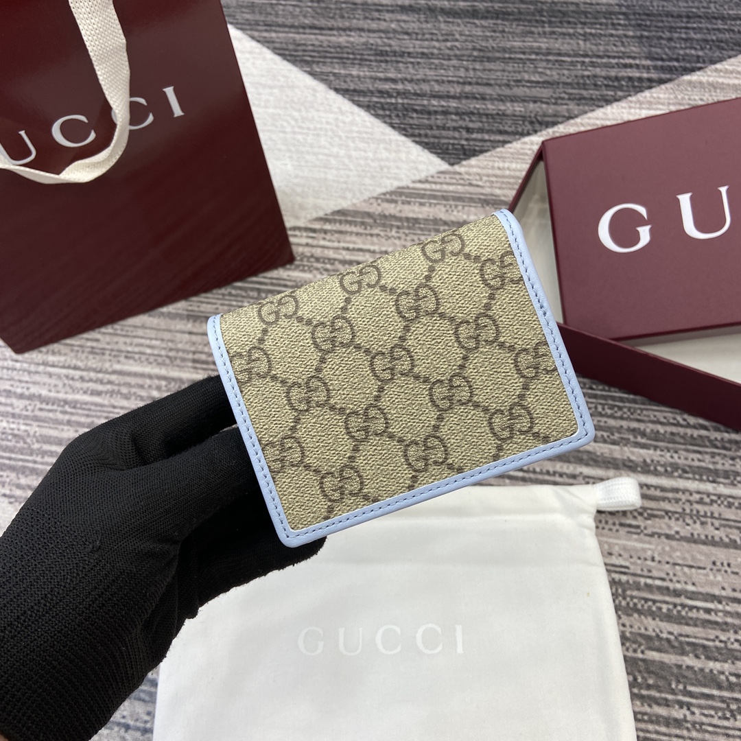 配全套专柜包装】‼️淡雅色调滚边设计为GG Emblem系列平添几分温暖季节的别致风情。这款钱包选用GG字母图案涂层织物制作,撞色皮革细节更添几分趣味。 米色和深棕色GG字母图案涂层织物 浅蓝色皮革滚边 金色调配件 织带和浅蓝色塔夫绸衬里 内部:5个卡片隔层、1个开口袋、1个拉链袋和1个钞票隔层 按扣开合 型号:820692。 闭合时尺寸:11厘米(宽)x 8.5厘米(高)x 3厘米(深); 打开时尺寸:11厘米(宽)x 17.5厘米(高) 重量:约130克 颜色:啡浅蓝/pvc。 意大利创作