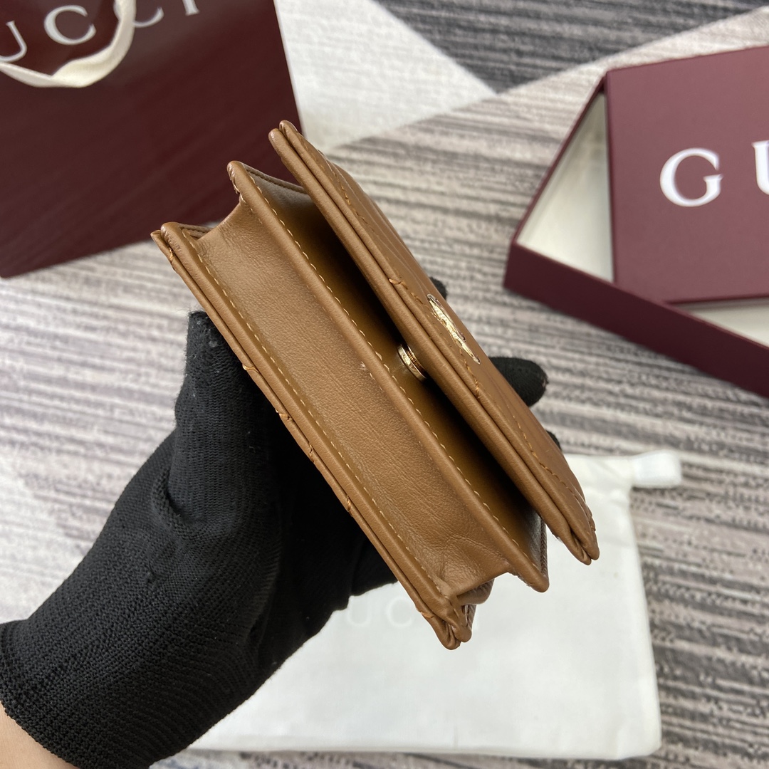 配全套专柜包装】‼️这款GG Marmont系列迷你钱包以棕色V型Matelassé皮革匠心打造。包身造型挺括,配以金色调标志性双G配件。 棕色V型Matelassé皮革 金色调配件 棕色塔夫绸衬里 双G 内部:五个卡片隔层、一个开口袋、一个拉链袋和一个钞票隔层 按扣开合 型号:466492。 闭合时尺寸:11厘米(宽)x 8.5厘米(高)x 3厘米(深); 打开时尺寸:11厘米(宽)x 17.5厘米(高) 重量:约130克 颜色:新棕色。 意大利创作