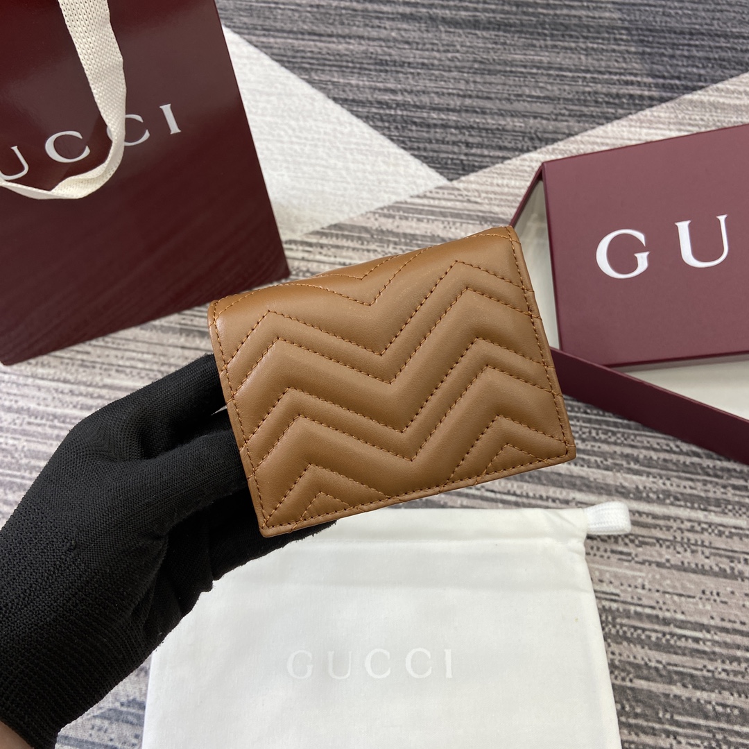 配全套专柜包装】‼️这款GG Marmont系列迷你钱包以棕色V型Matelassé皮革匠心打造。包身造型挺括,配以金色调标志性双G配件。 棕色V型Matelassé皮革 金色调配件 棕色塔夫绸衬里 双G 内部:五个卡片隔层、一个开口袋、一个拉链袋和一个钞票隔层 按扣开合 型号:466492。 闭合时尺寸:11厘米(宽)x 8.5厘米(高)x 3厘米(深); 打开时尺寸:11厘米(宽)x 17.5厘米(高) 重量:约130克 颜色:新棕色。 意大利创作