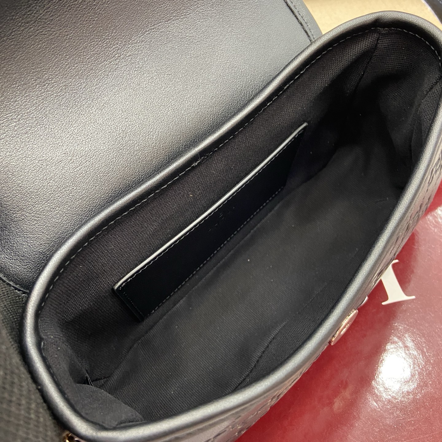 Gucci Emblem Black Embossed Leather Shoulder Bag with Chain Strap 9 i1753426779163 3955 0 9