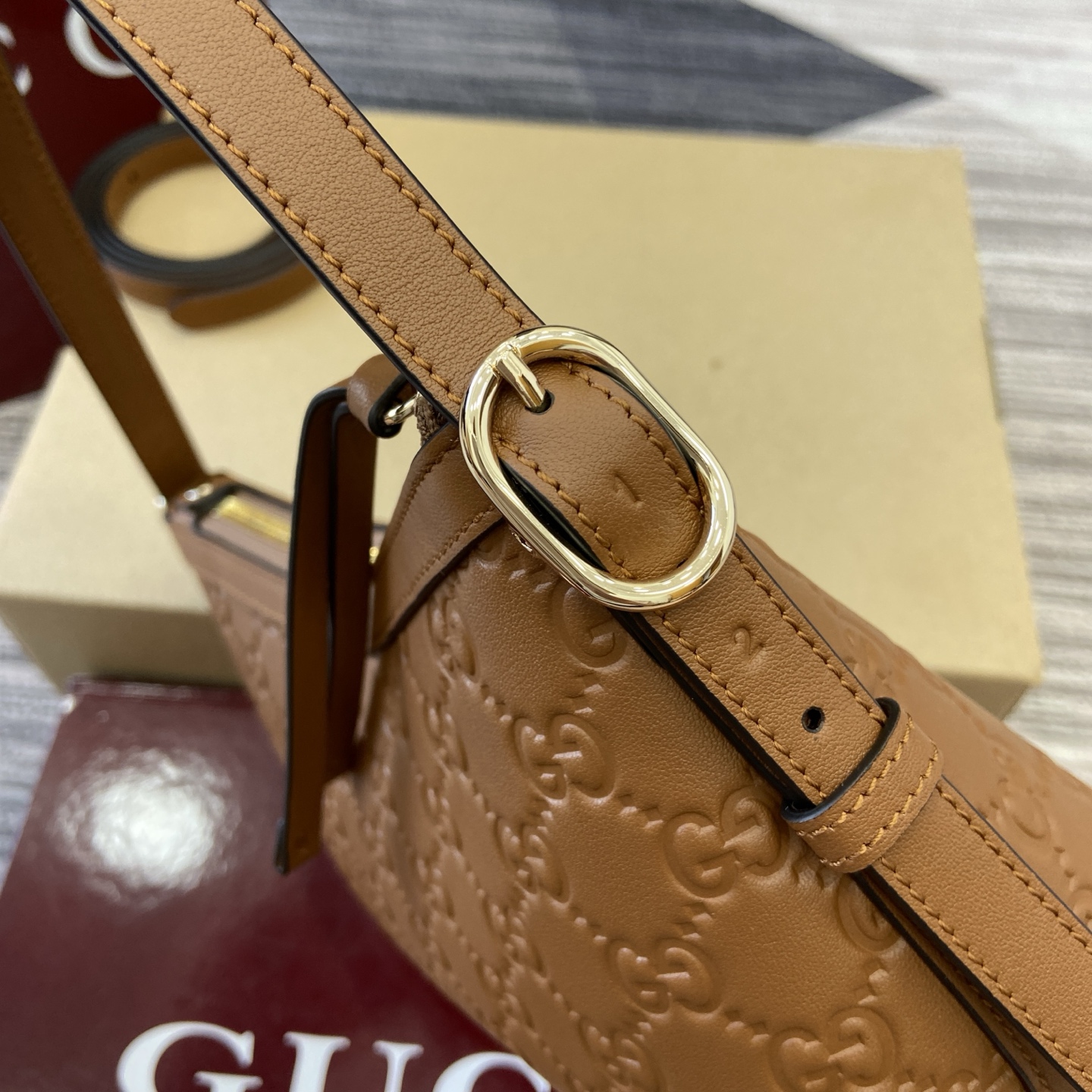 Gucci Emblem Embossed Leather Shoulder Bag - Brown, 22 cm x 14 cm x 8 cm 5 i1753426850438 4113 0 3